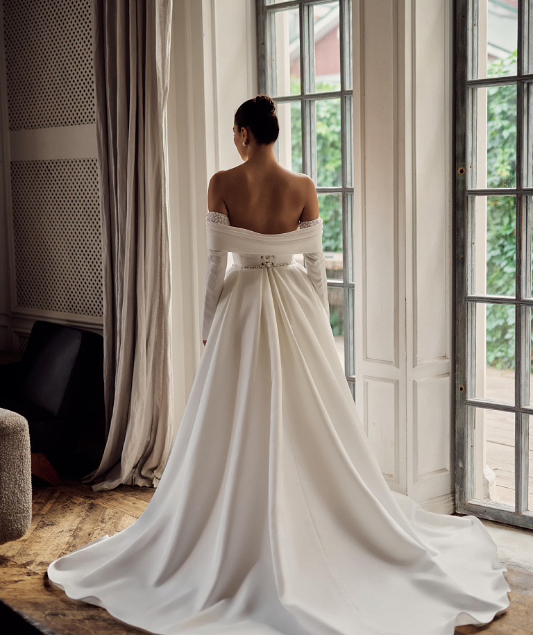 Свадебное платье-принцесса из сверкающега атласа