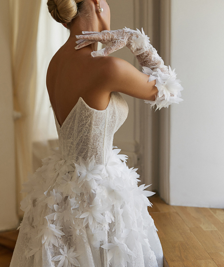 Эффектное свадебное платье с объемными цветками