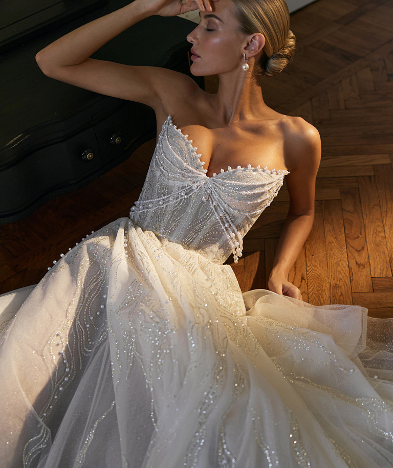 Роскошное свадебное платье декорированное жемчугом