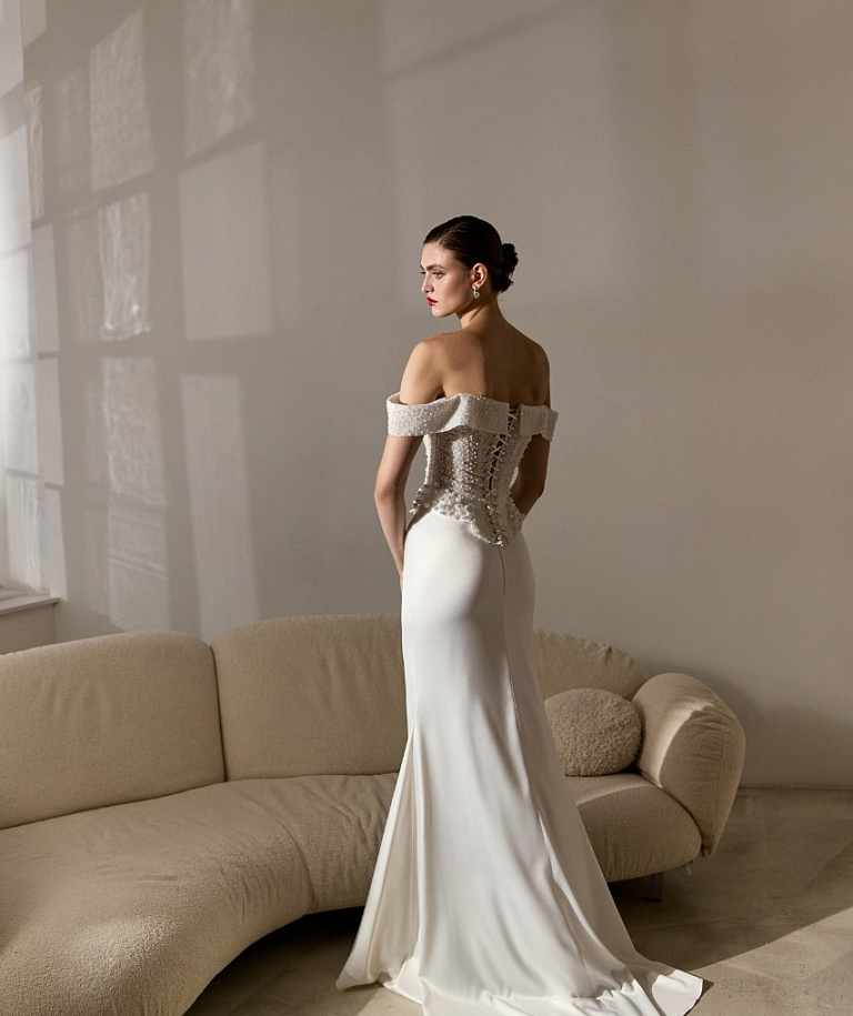 Комплект с блестящим расшитым корсетом и атласной юбкой