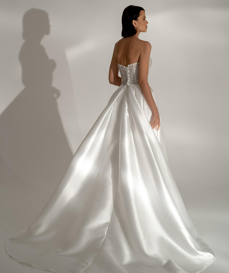 Атласное свадебное платье с жемчужным корсетом