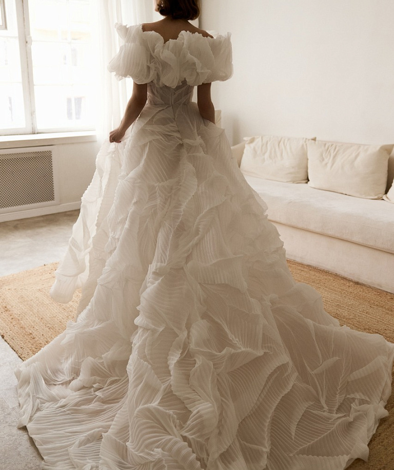 Стильное свадебное платье из дизайнерской ткани с болеро