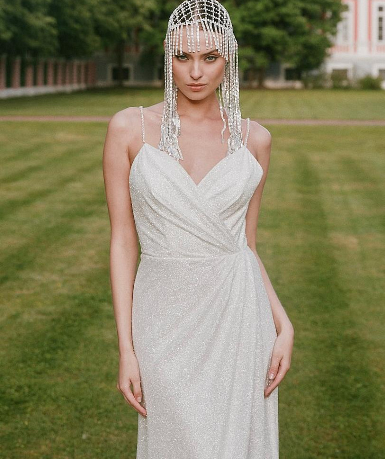 Сверкающее свадебное платье на тонких бретелях