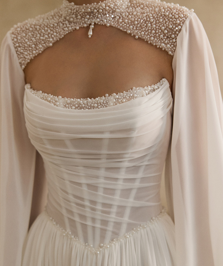 Шифоновое свадебное платье с жемчугом на корсете