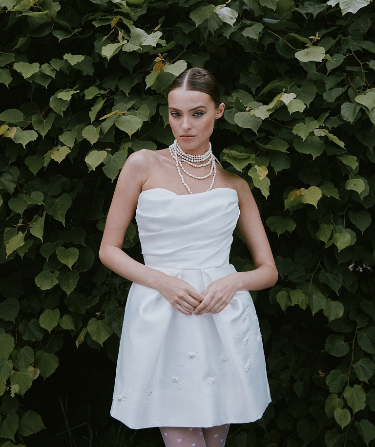 Свадебное платье мини с нежным узором на юбке