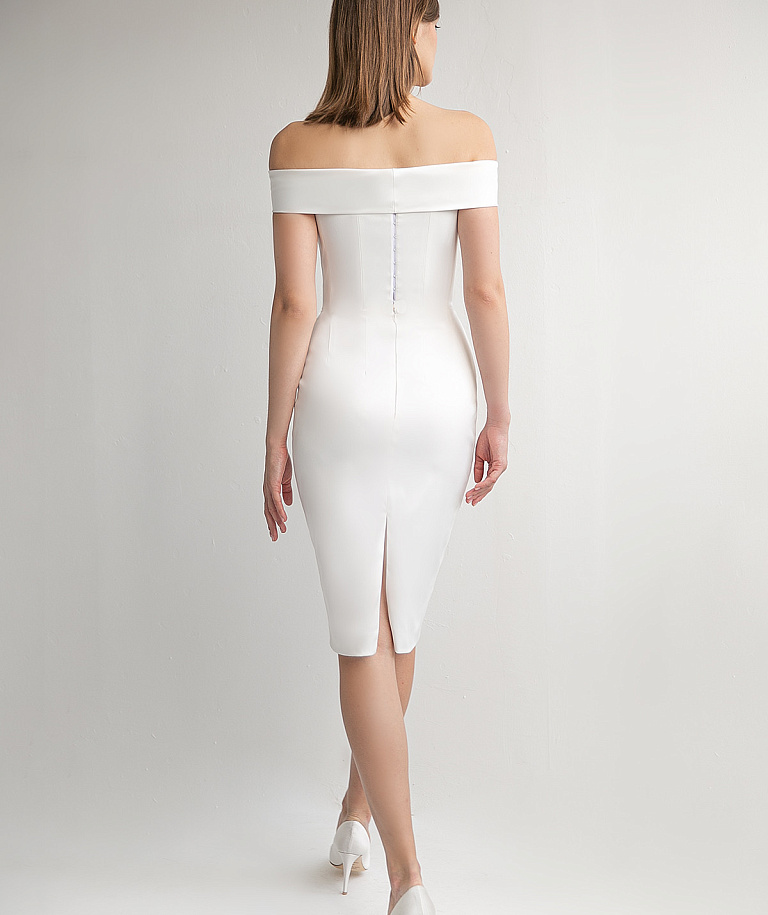 Атласное свадебное платье миди с вырезом лодочка