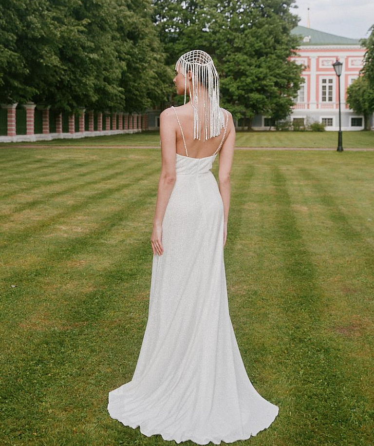 Сверкающее свадебное платье на тонких бретелях
