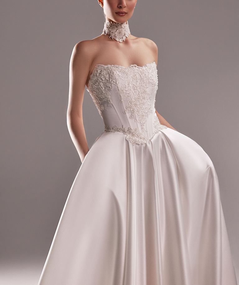 Атласное платье с кружевным корсетом