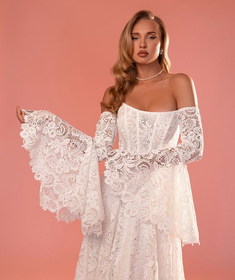 Кружевное свадебное платье со рукавами-клешь