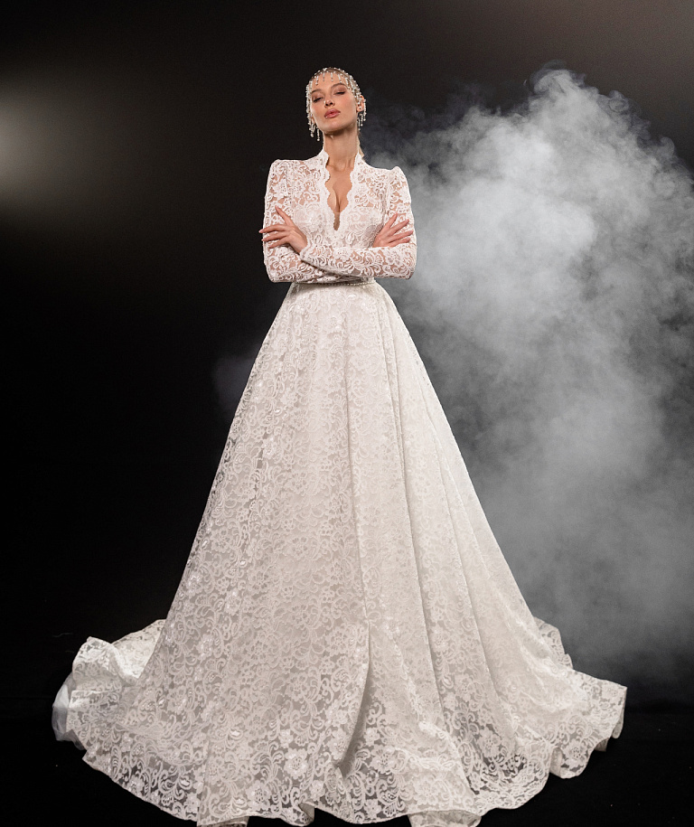 Белое закрытое кружевное платье