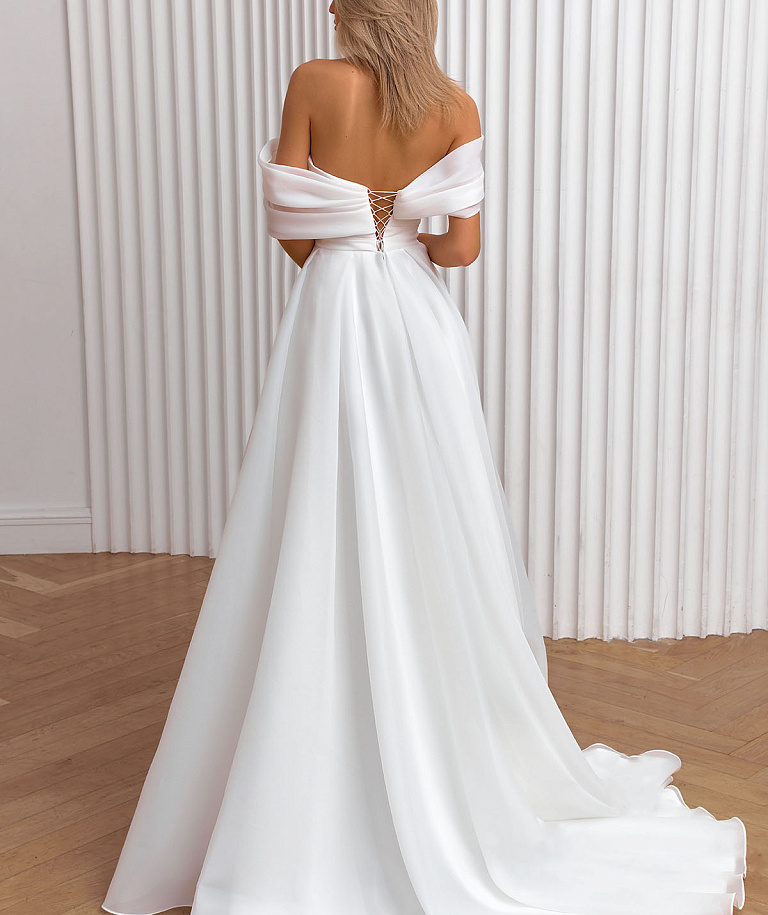 Свадебное платье из шифона с ассиметричными бретелями