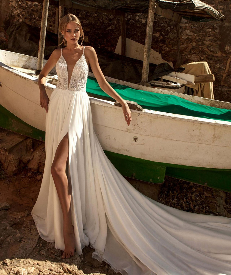 Легкое свадебное платье с разрезом и расшитым верхом
