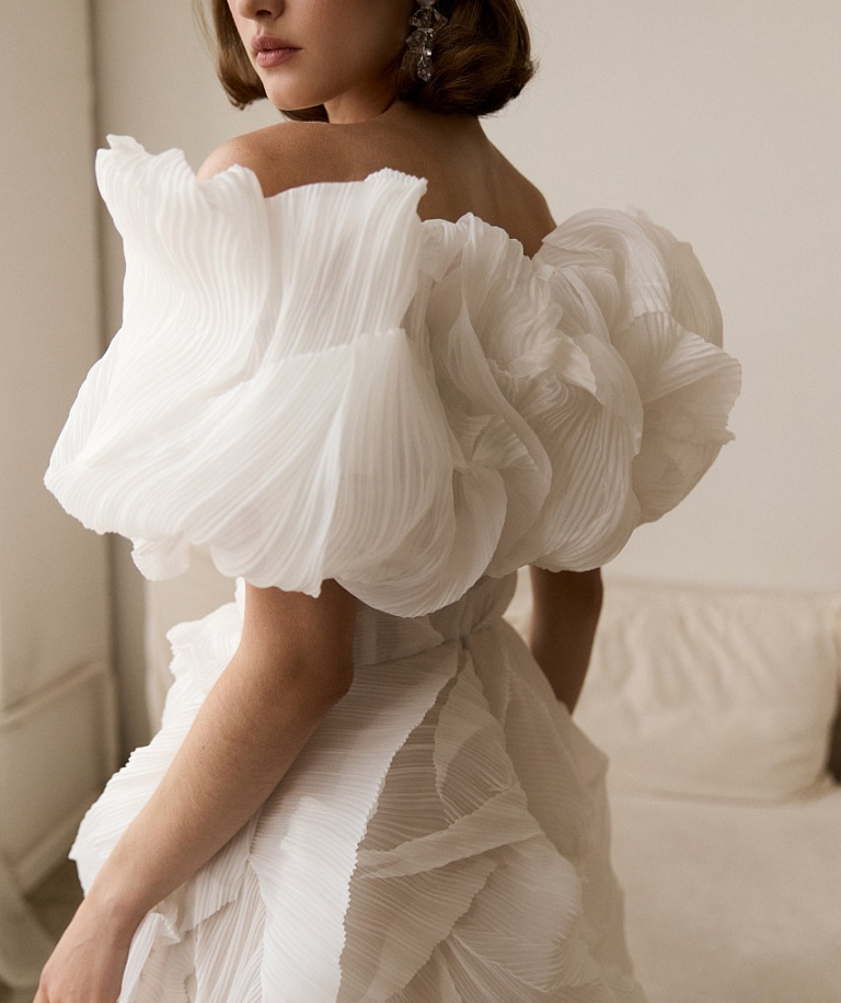 Стильное свадебное платье из дизайнерской ткани с болеро