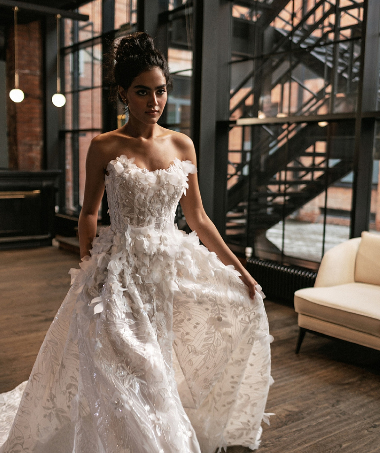 Стильное свадебное платье декорированное объемными цветами