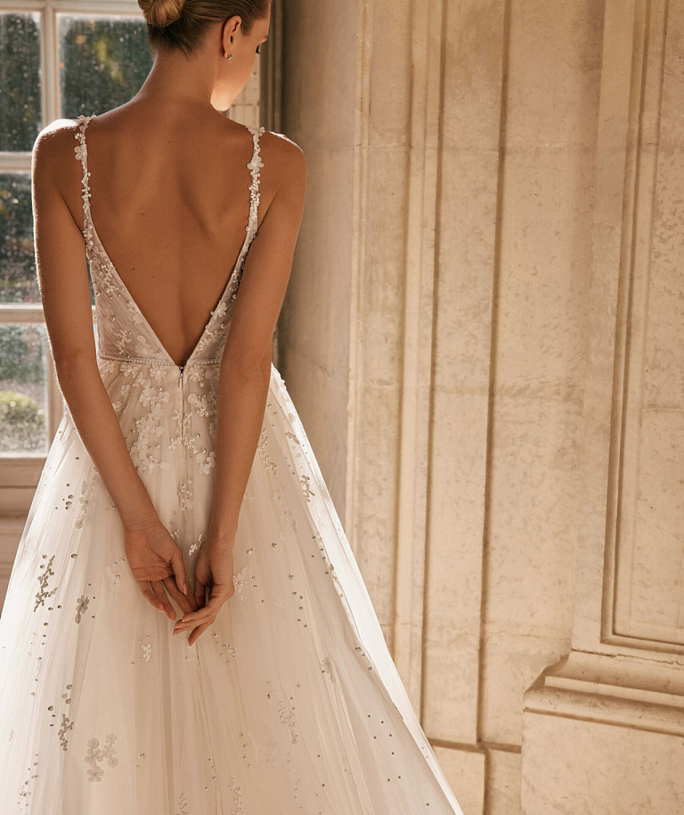 Нежное свадебное платье в цветочном кружеве