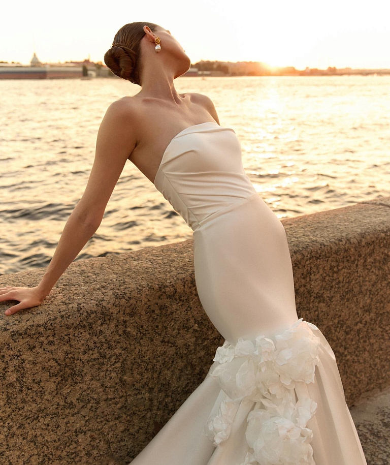 Роскошное свадебное платье русалкая с объемными цветами