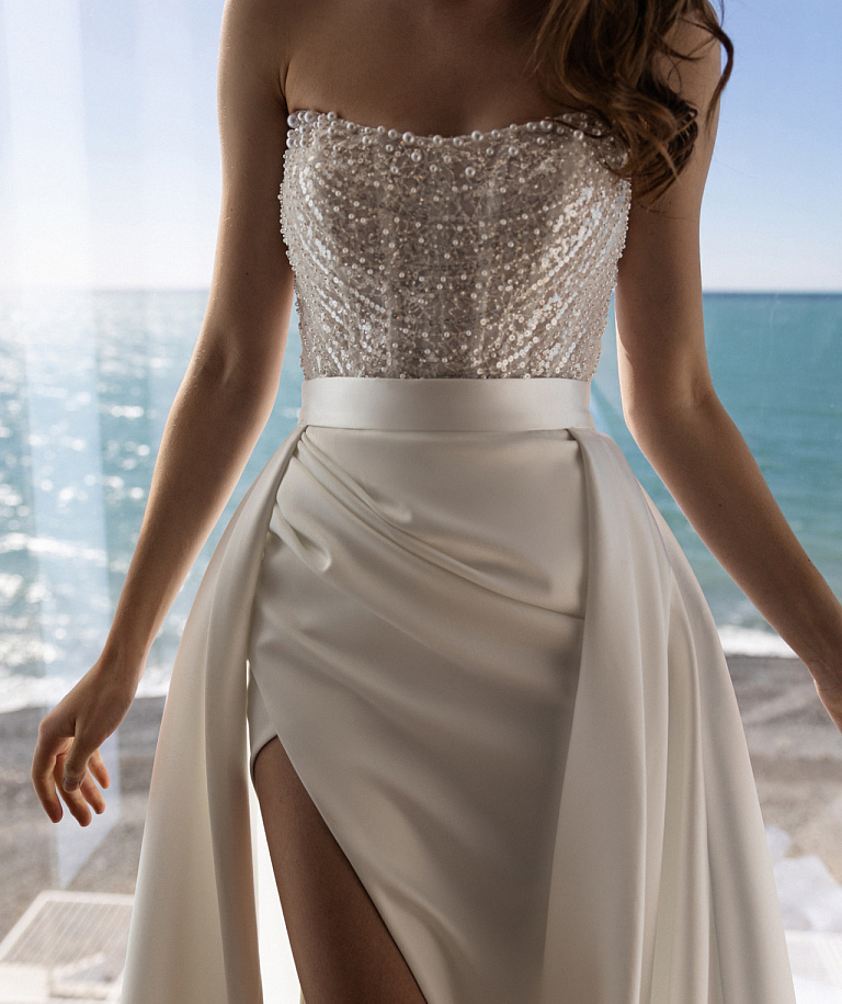 Стильное свадебное платье со съемной атласной юбкой