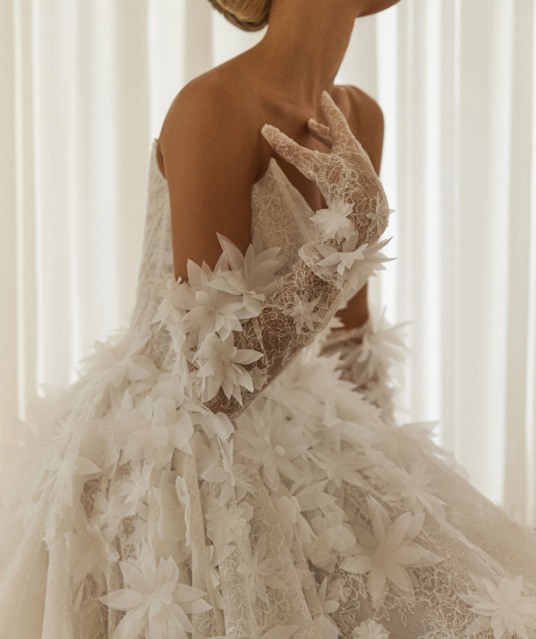 Эффектное свадебное платье с объемными цветками