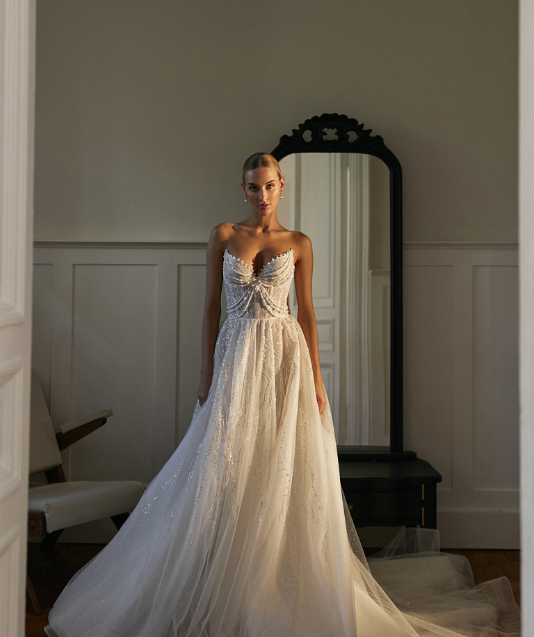 Роскошное свадебное платье декорированное жемчугом