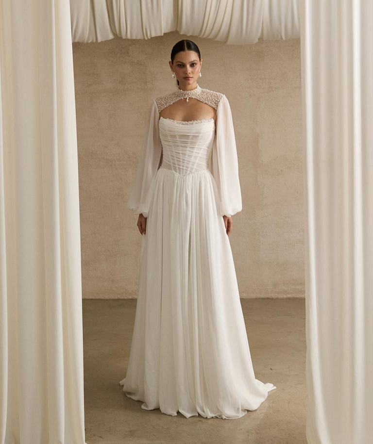 Шифоновое свадебное платье с жемчугом на корсете