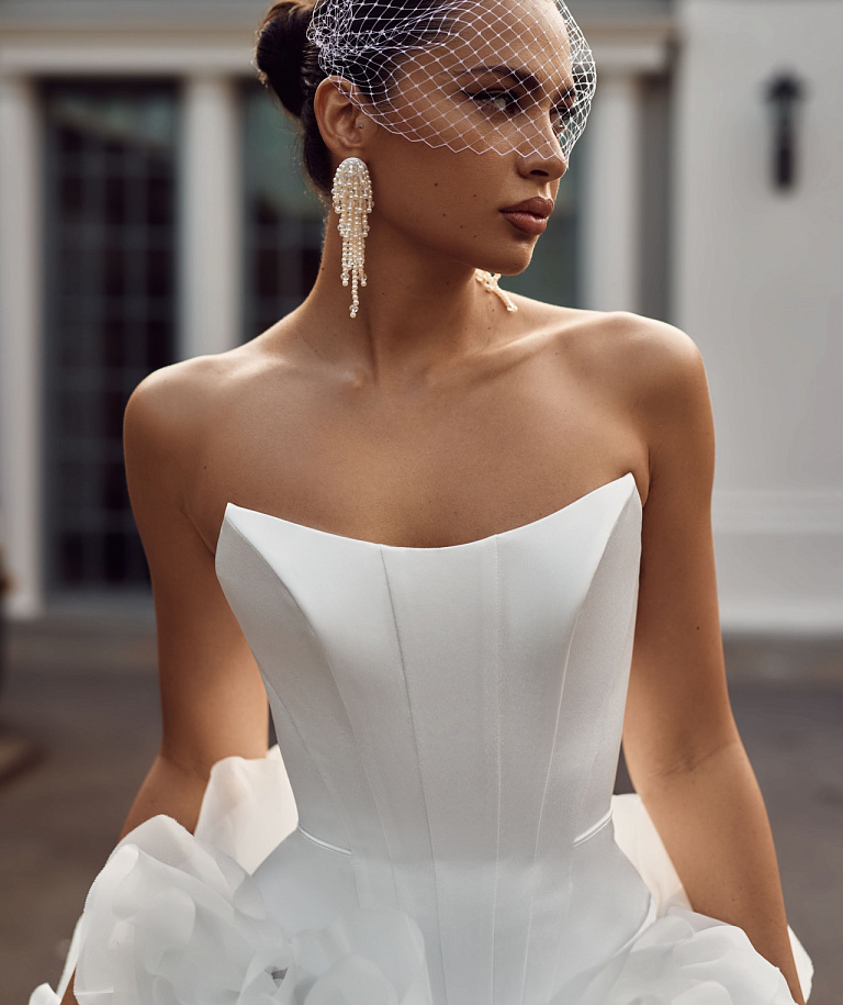 Роскошный свадебный комплет с пышной многоярусной юбкой