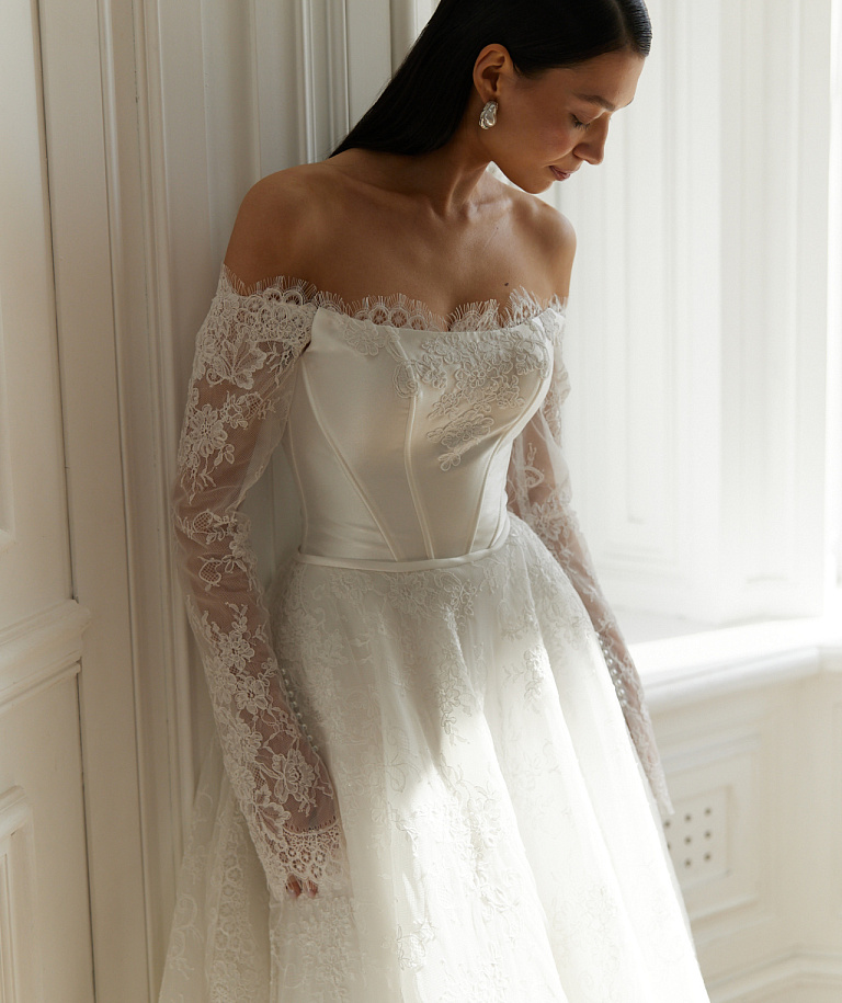 Кружевное свадебное платье с элементами атласа на корсете