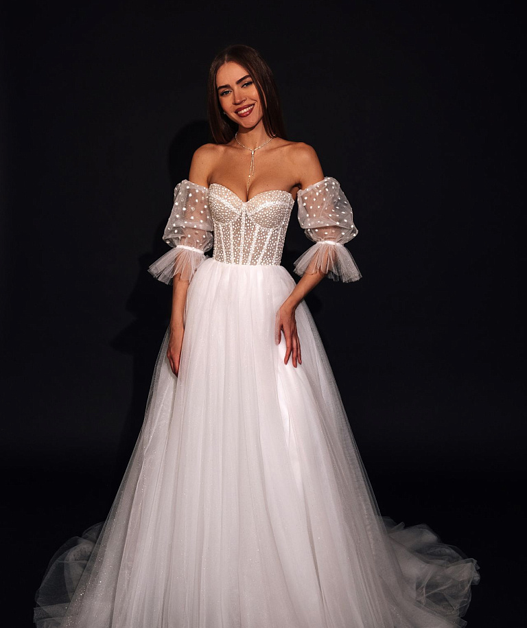 Легкое свадебное платье с корсетом и открытым верхом