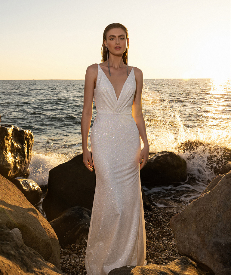 Сверкащее платье на тонких бретелях