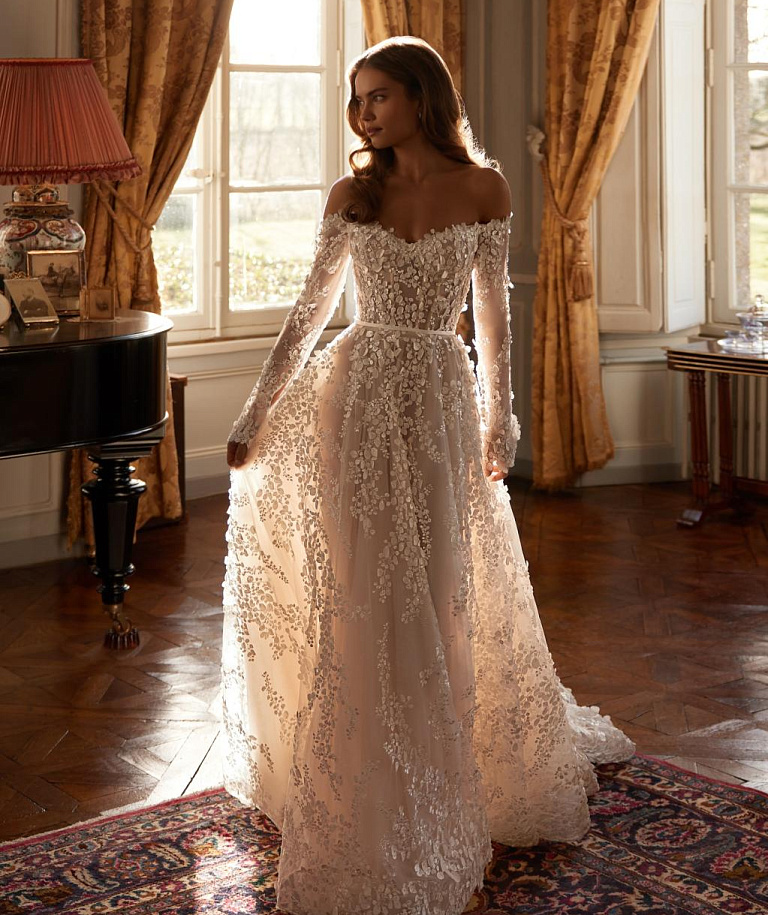 Роскошное свадебное платье с рукавами и открытыми плечами