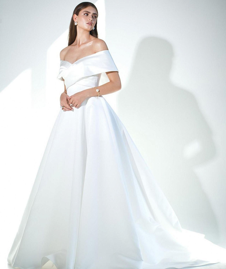 Атласное свадебное платье в стиле принцеса