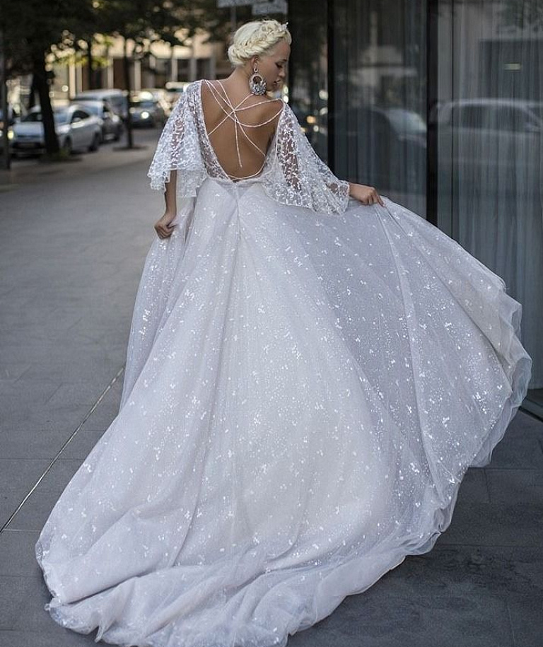Мерцающее свадебное платье с объемными рукавами