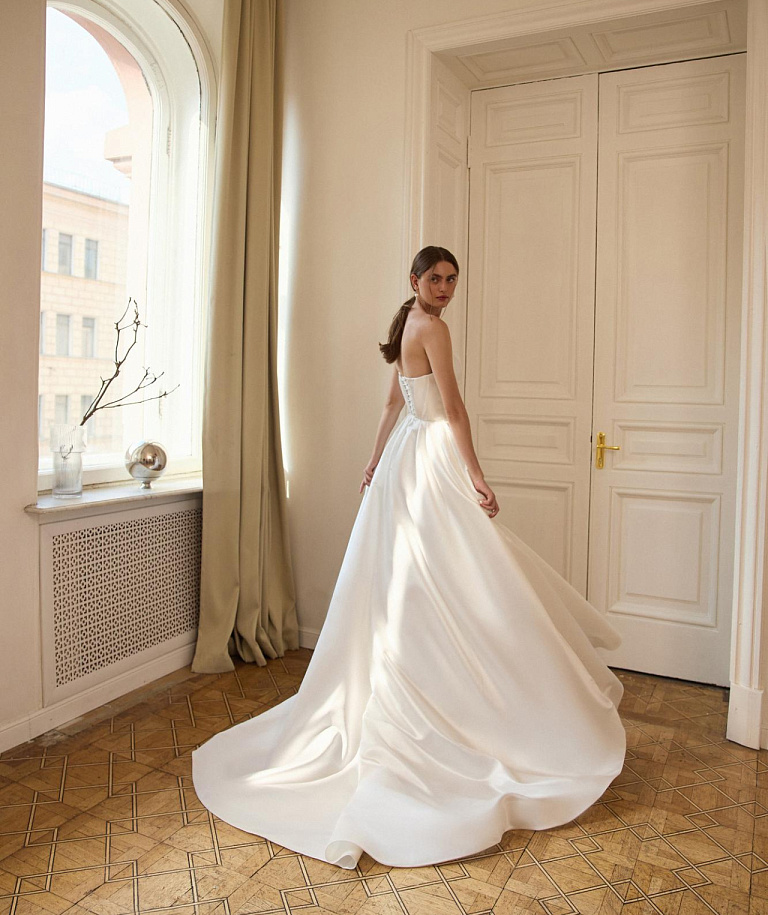 Корсетное свадебное платье с ассиметриной драппировкой