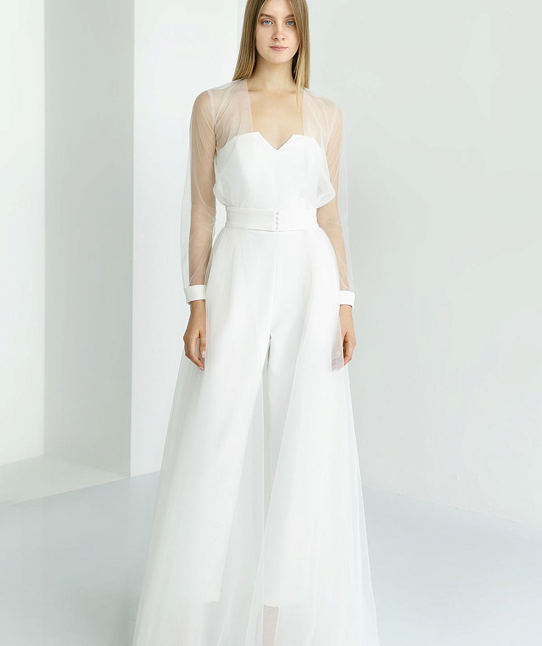 Белый брючный комбинезон с накидкой