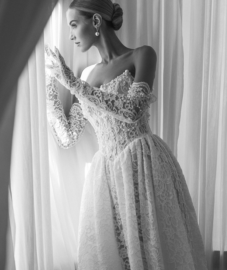 Кружевное корсетное свадебное платье с перчатками