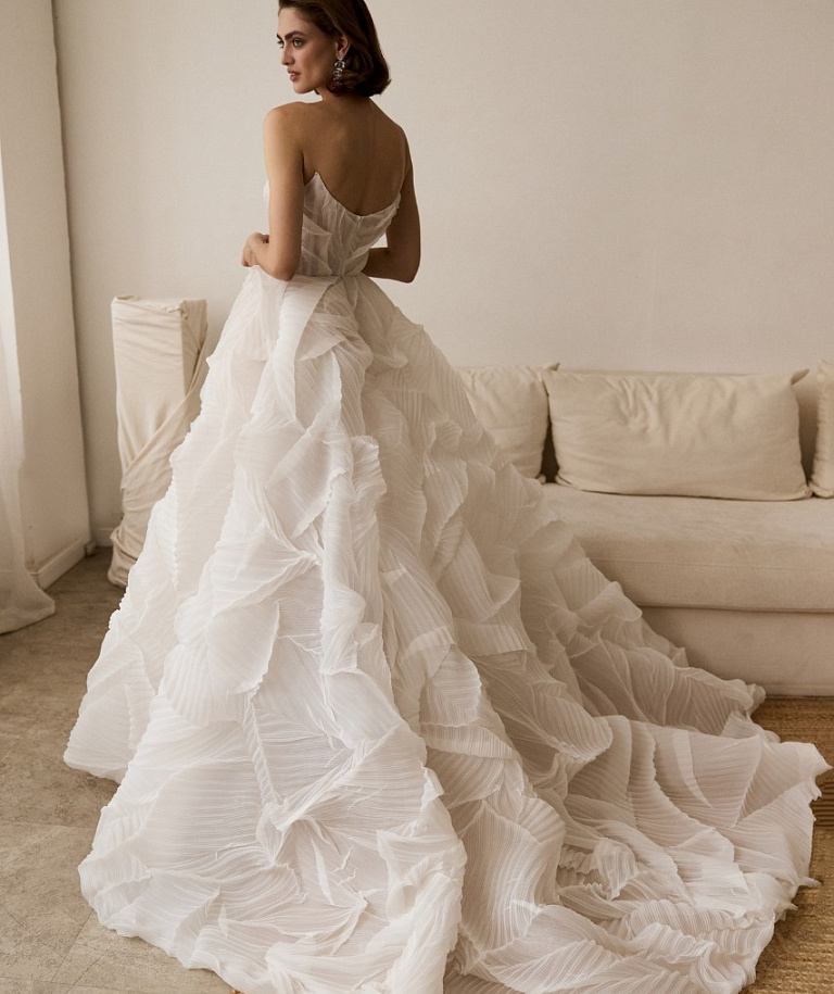 Стильное свадебное платье из дизайнерской ткани