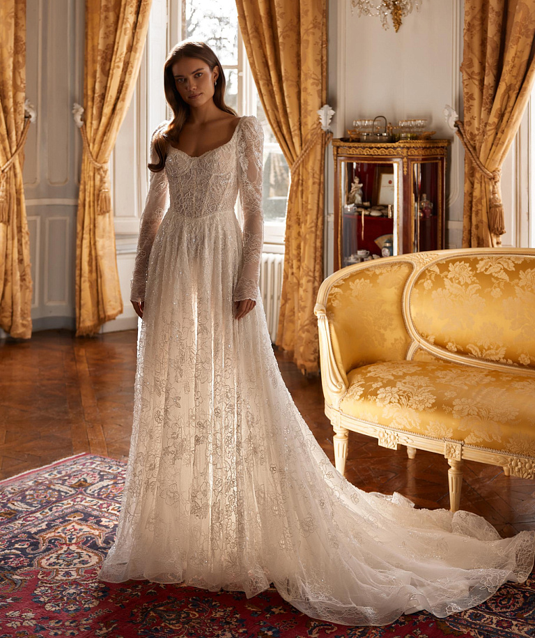 Нежное свадебное платье из кружева шантильи расшитого бисером