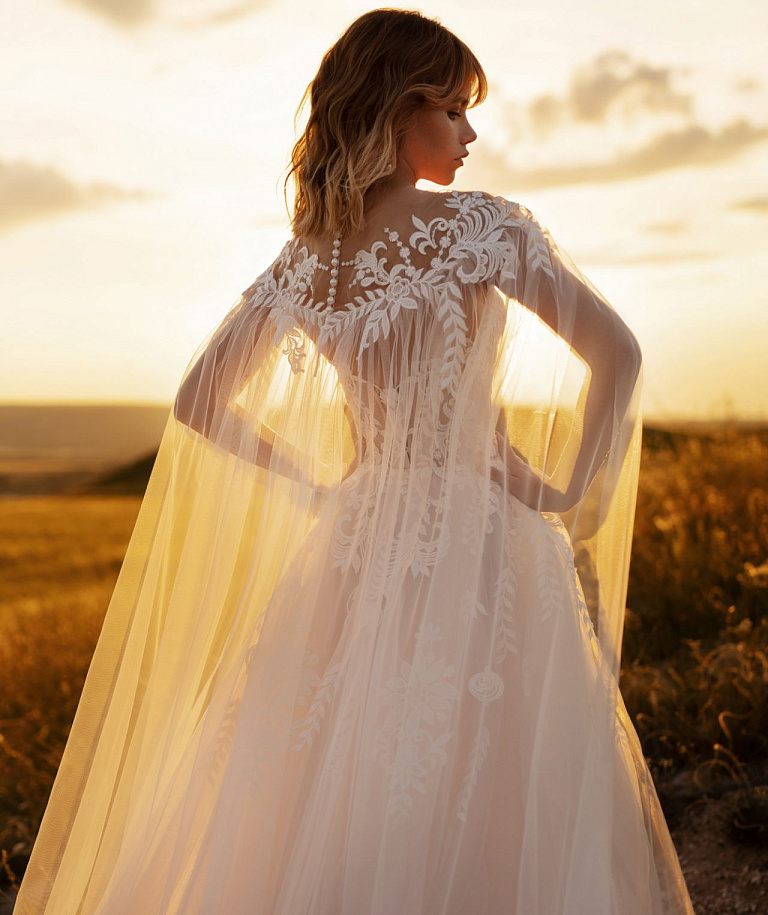 Кружевное свадебное платье с кейпом