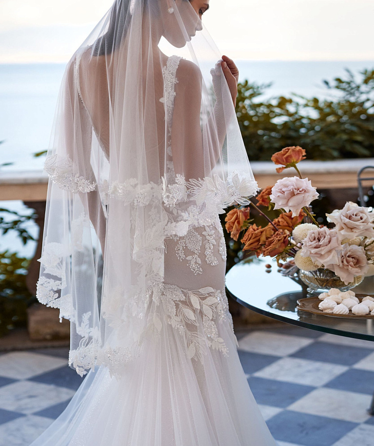 Роскошная кружевная фата средней длины