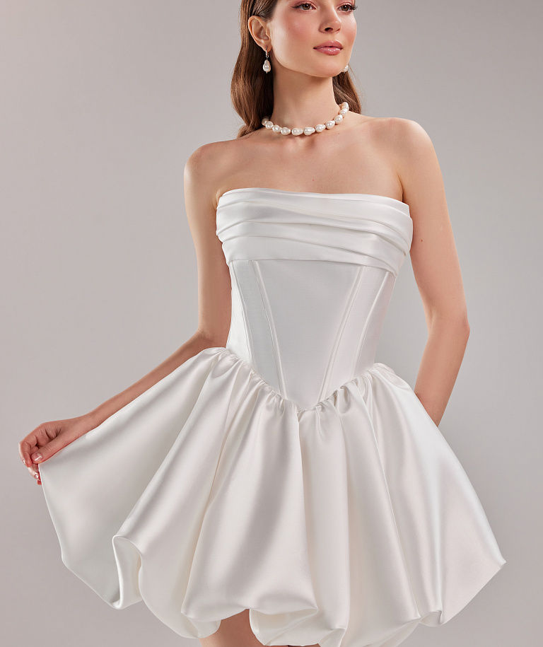 Короткое свадебное платье из микадо с пышной юбкой