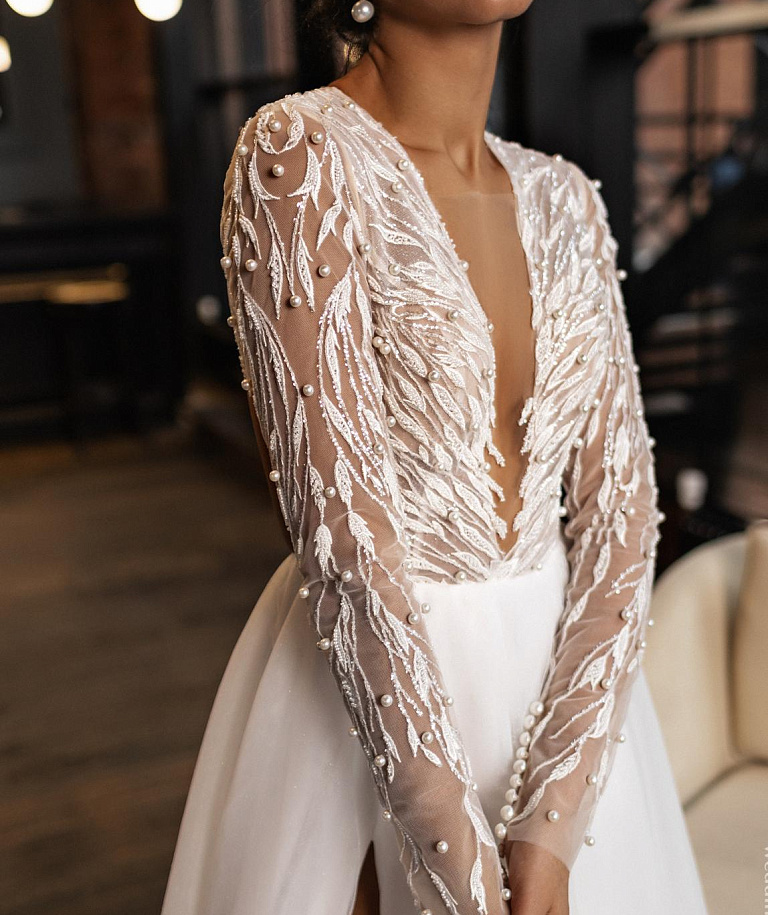 Свадебное платье с рукавами и юбкой из фатина