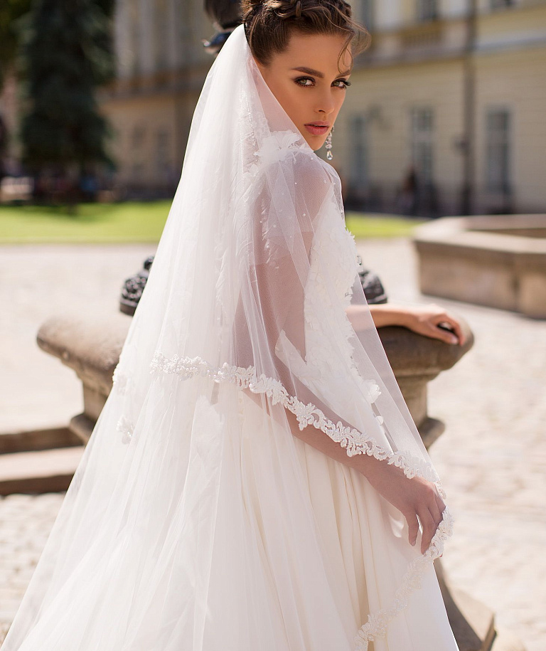 Кружевная фата расшитая жемчугом