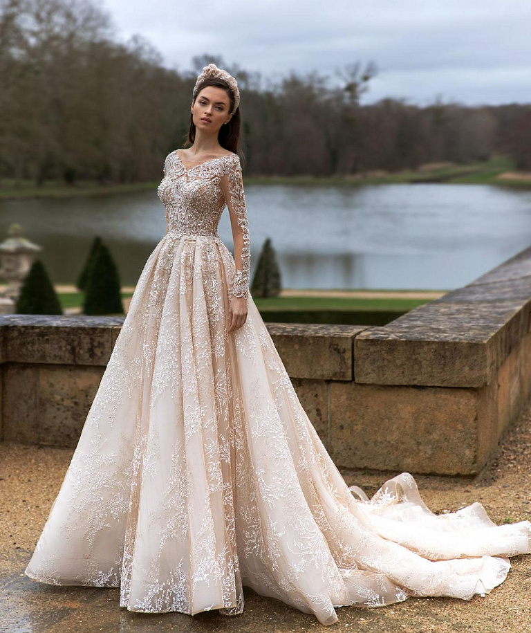 Роскошное свадебное платье со шлейфом