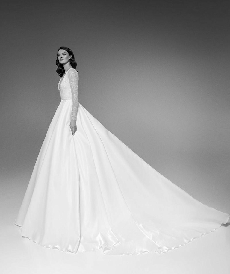 Нежное свадебное платье с блестящим корсетом