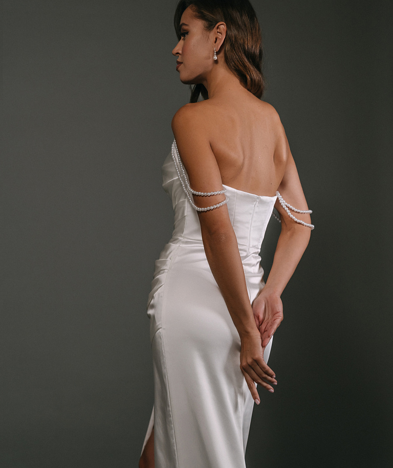 Атласное свадебное платье с жемчужными бретльками