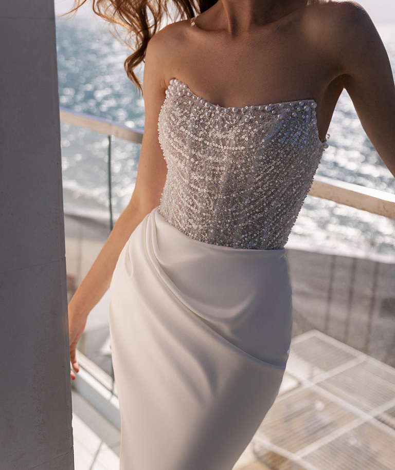 Стильное свадебное платье со съемной атласной юбкой