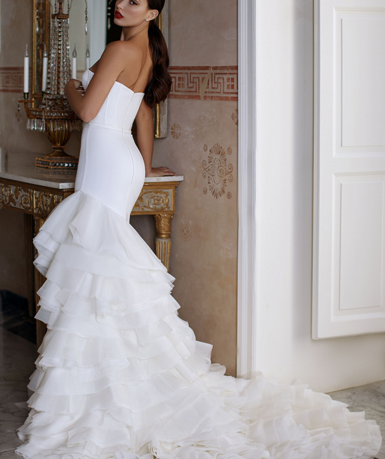 Роскошное свадебное платье с многоярусной юбкой