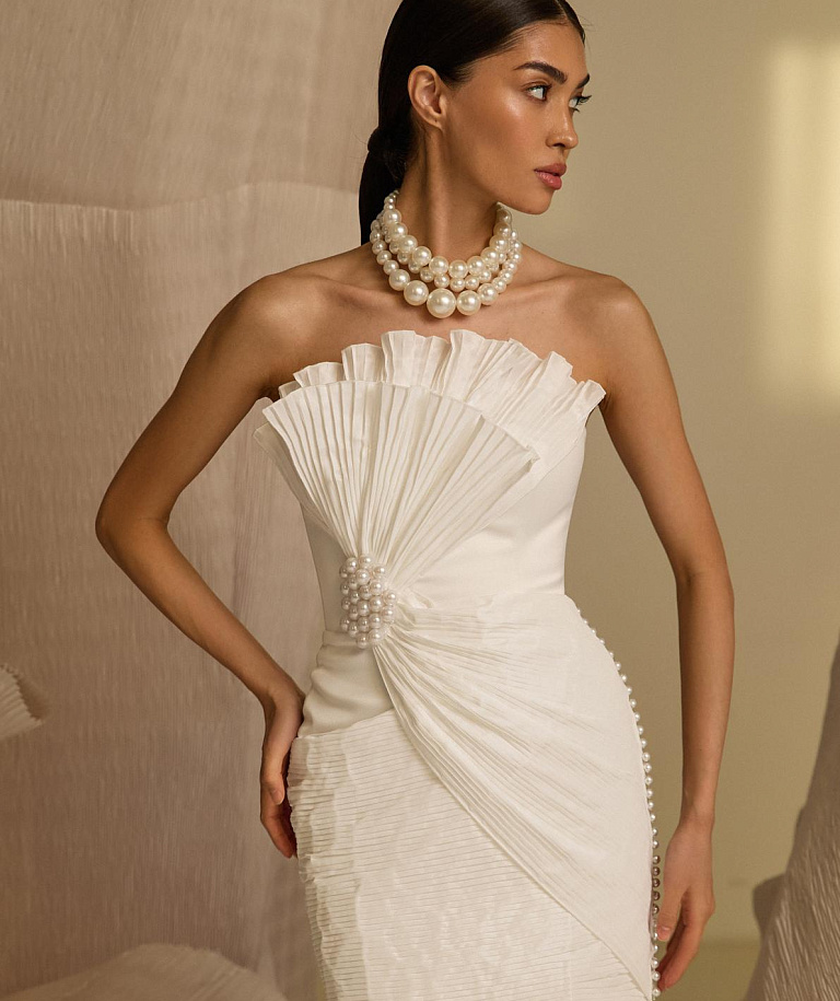 Короткое свадебное платье из ткани плиссе