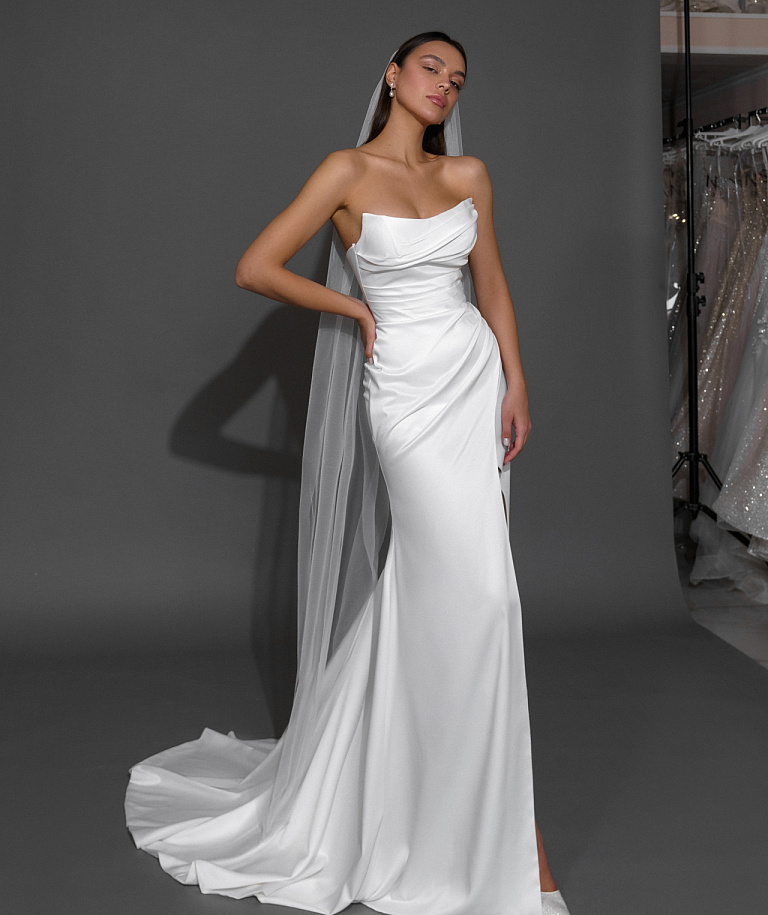 Атласное свадебное платья русалка с разрезом от бедра