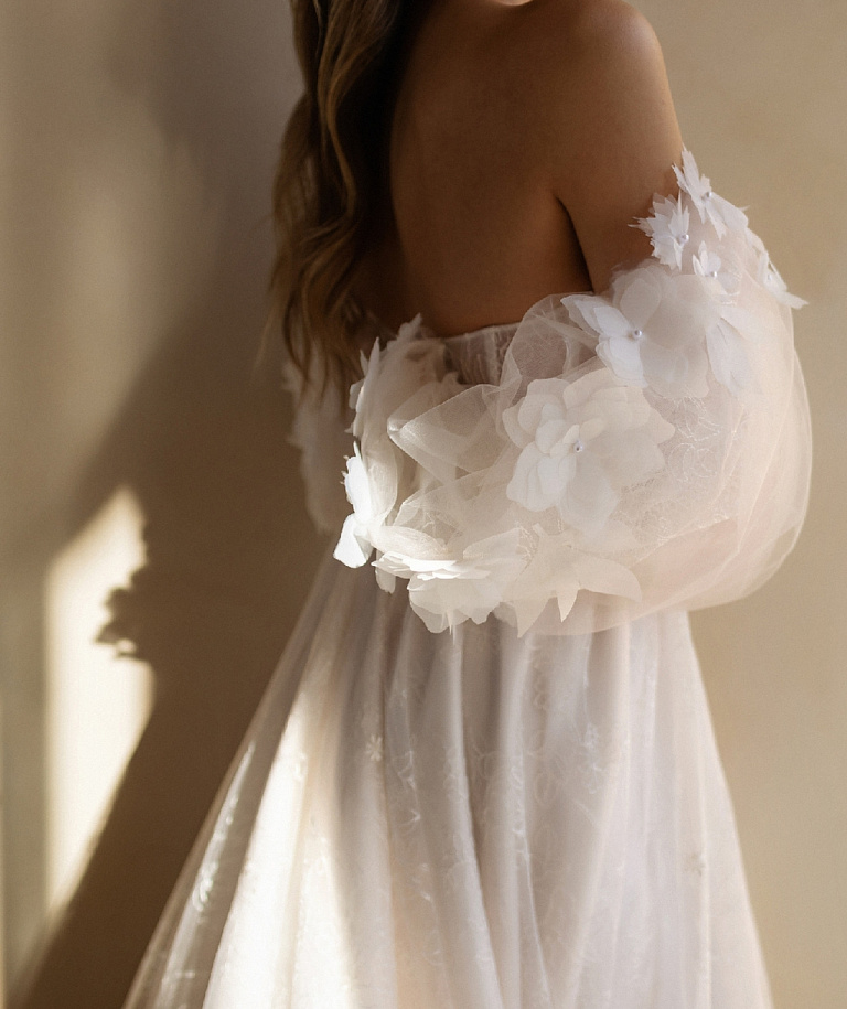 Кружевное свадебное платье с объемными цветами