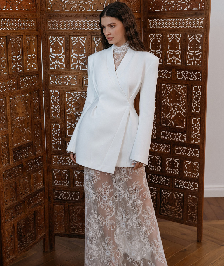 свадебный комплект из жакета и прозрачного кружевного платья 